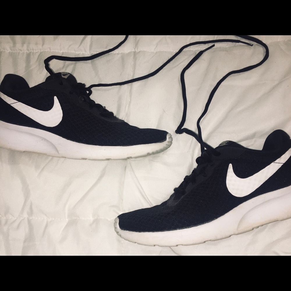 nike tanjun running shoes